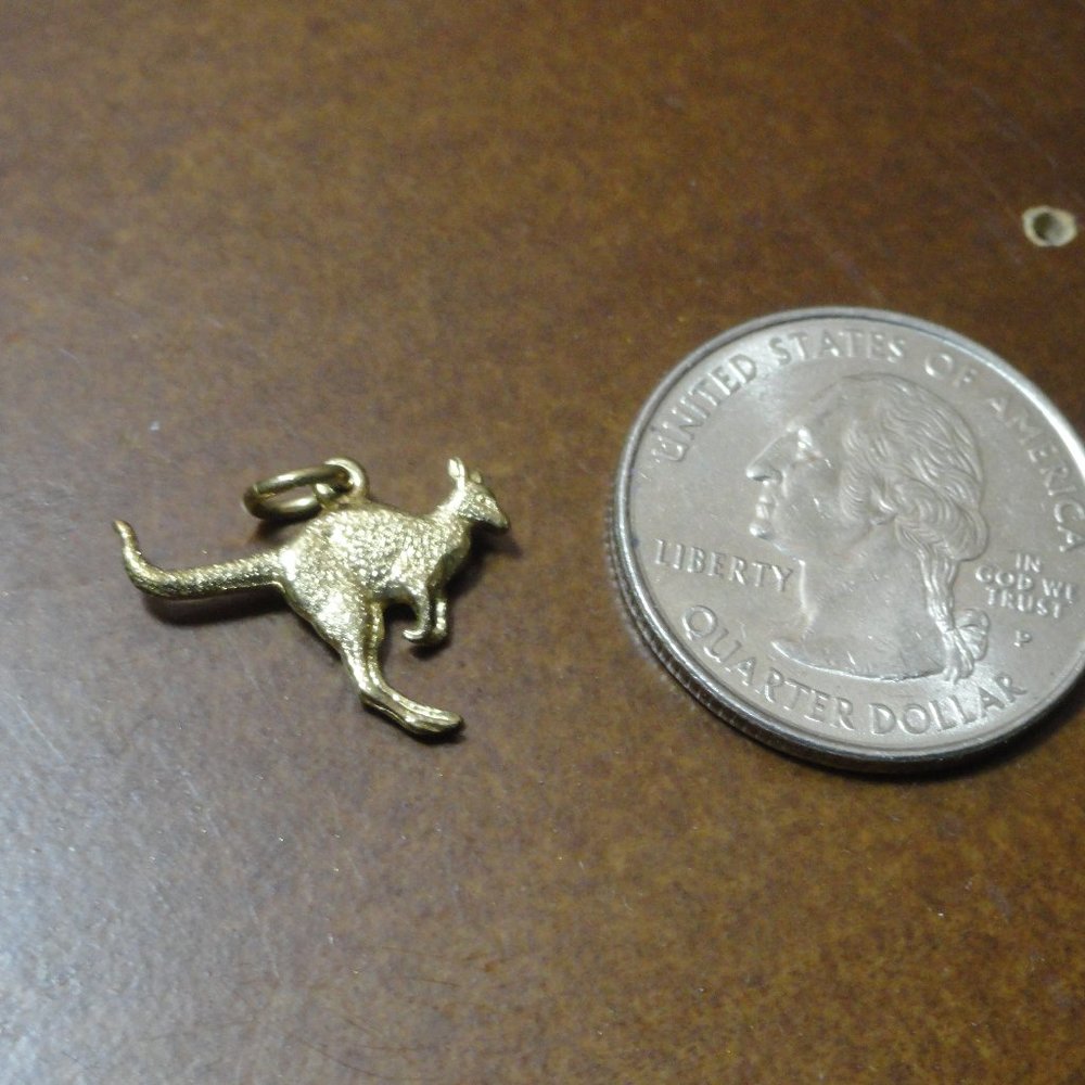 Kangaroo mini detailed pendant shamped 375 ~9ct~EUC~cute~Austraili…